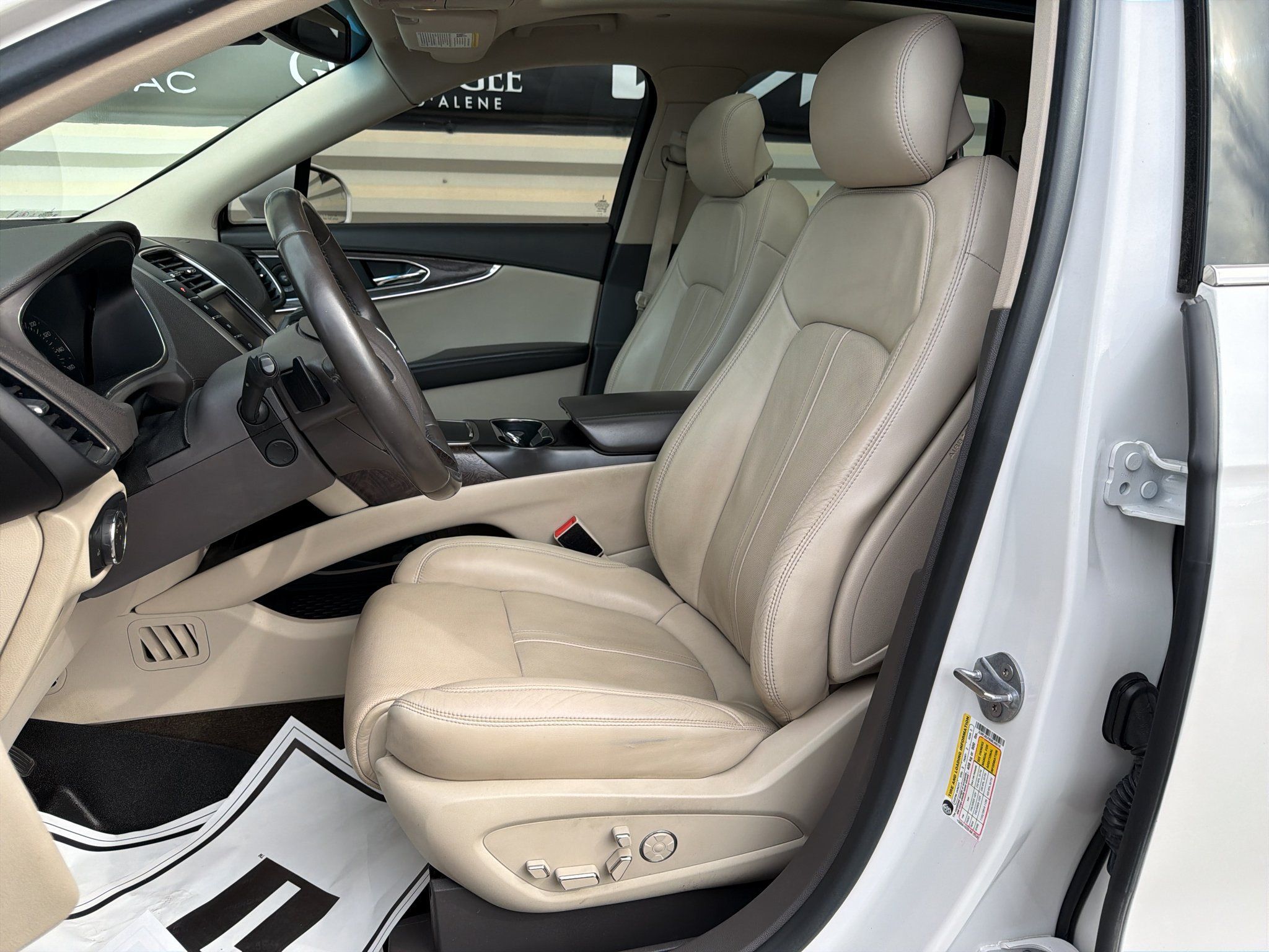 Used 2016 Lincoln MKX Reserve w/ Technology Package AWD/4WD image 11