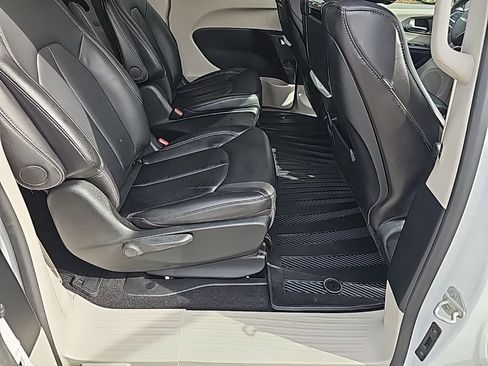 Certified 2024 Chrysler Pacifica Limited w/ Uconnect Theater Family Group FWD image 25