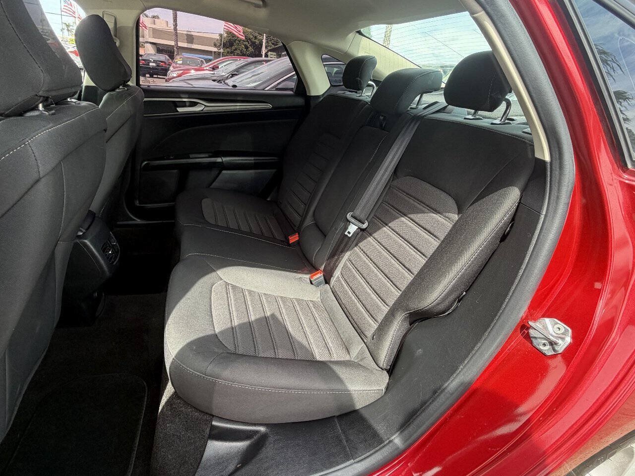 Used 2020 Ford Fusion SE FWD image 8