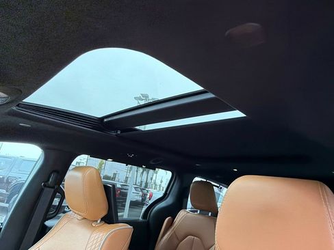 Used 2023 Chrysler Pacifica Pinnacle FWD image 26