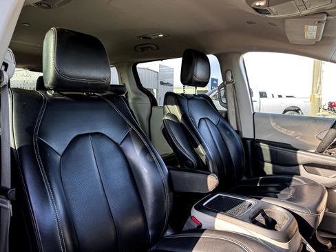 Used 2023 Chrysler Pacifica Touring-L image 11