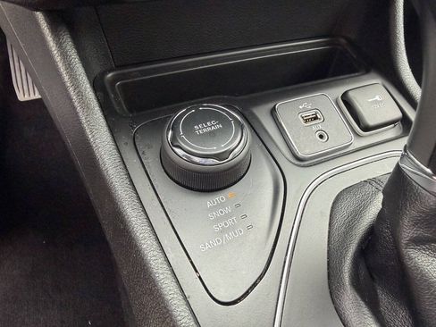 Used 2019 Jeep Cherokee Latitude Plus w/ Cold Weather Group AWD/4WD image 16