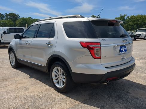 Used 2015 Ford Explorer XLT w/ Equipment Group 202B FWD image 5