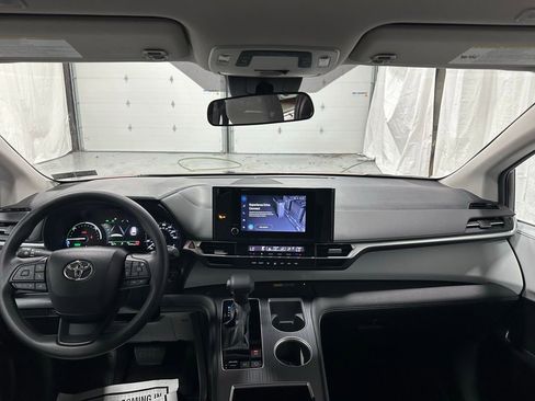 Used 2025 Toyota Sienna LE image 42