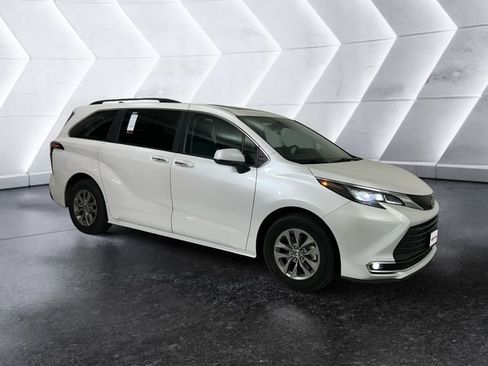 Used 2024 Toyota Sienna XLE image 1