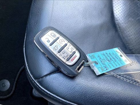 Used 2022 Chrysler Pacifica Touring-L image 36