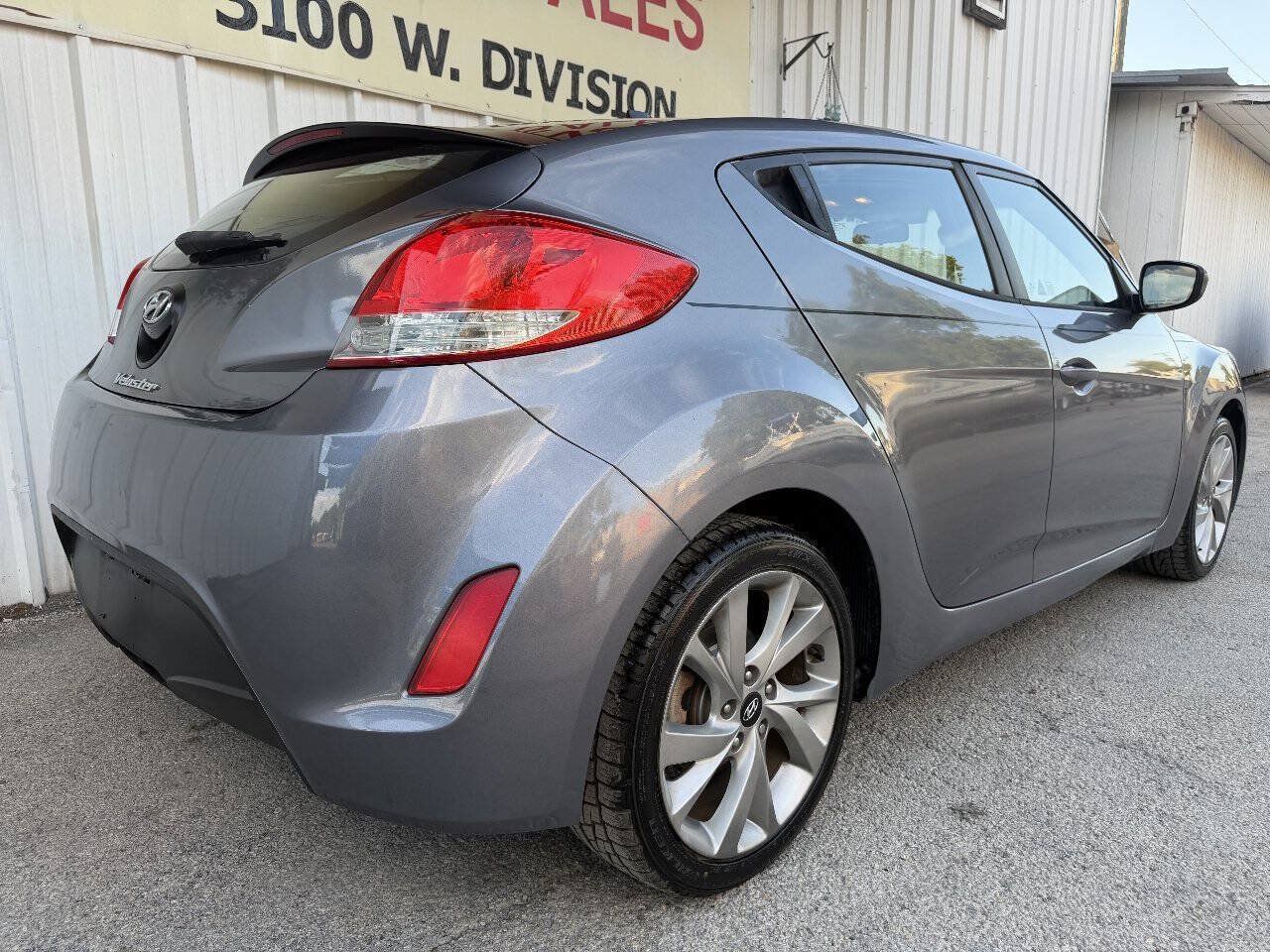 Used 2016 Hyundai Veloster FWD image 4