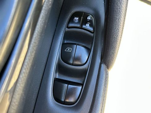 Used 2019 Nissan Rogue S image 13