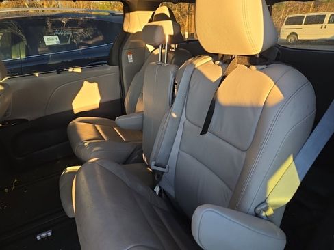 Used 2016 Toyota Sienna XLE image 7