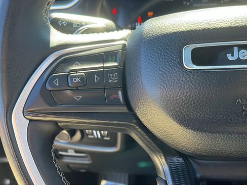 Used 2025 Jeep Grand Cherokee Altitude image 14