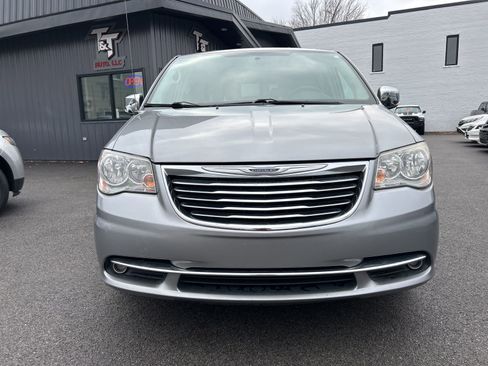 Used 2016 Chrysler Town & Country Touring-L image 8
