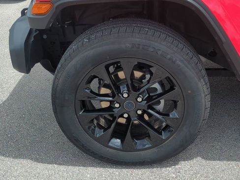 Used 2025 Jeep Wrangler Unlimited Sahara AWD/4WD image 12