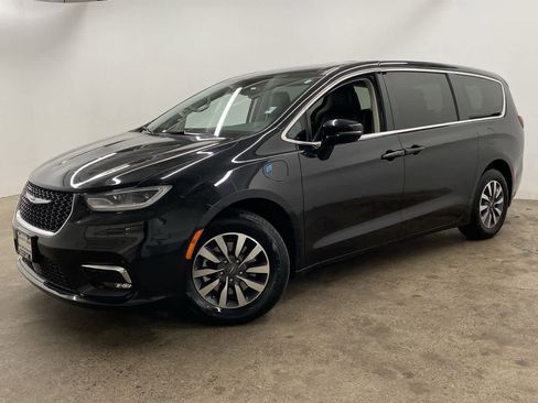 Used 2024 Chrysler Pacifica Select image 1