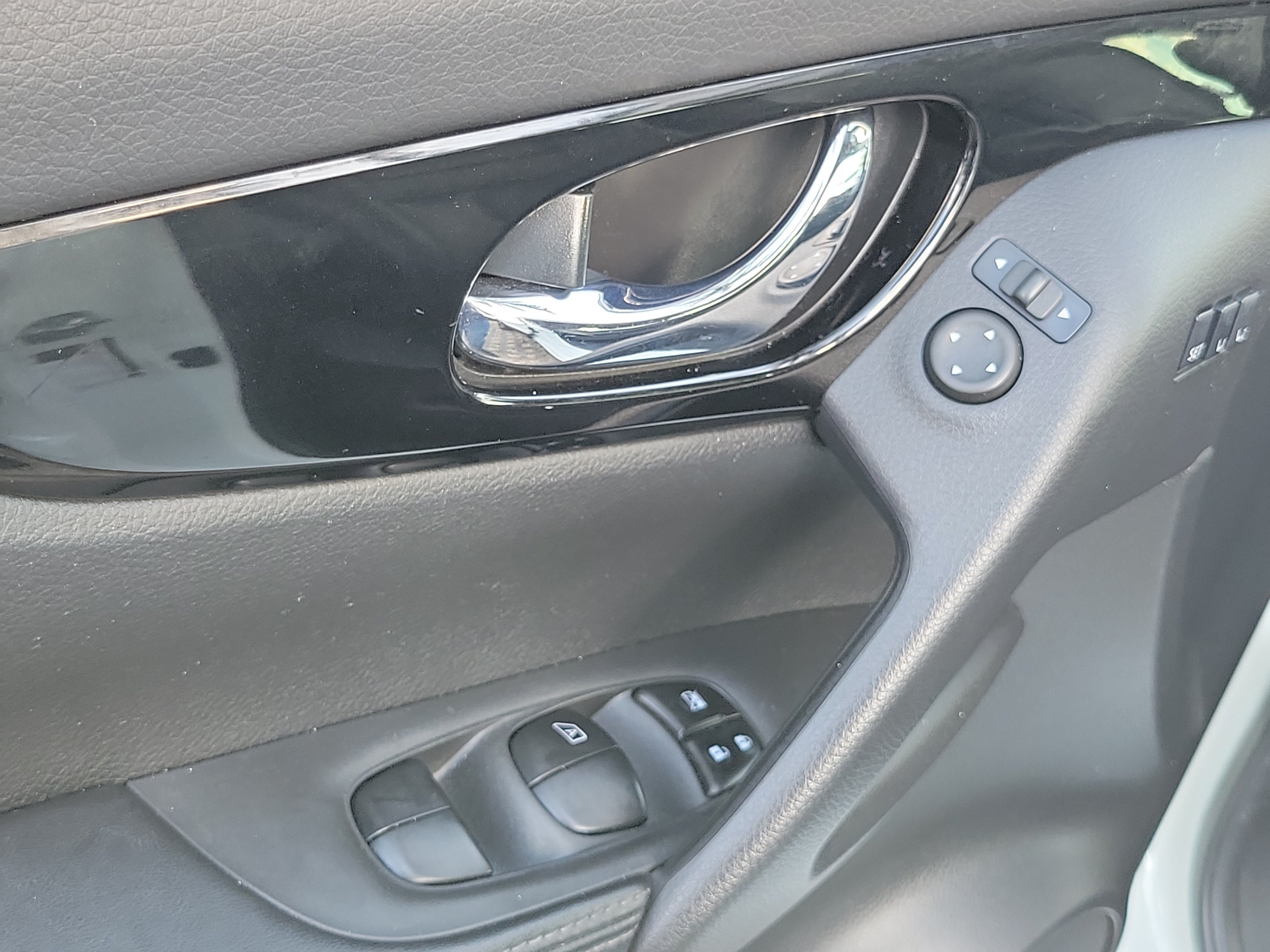 Used 2021 Nissan Rogue Sport SL w/ Premium Package FWD image 18