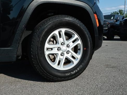 Used 2024 Jeep Grand Cherokee Laredo RWD image 5