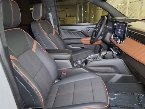 Used 2024 GMC Canyon AT4 image 24