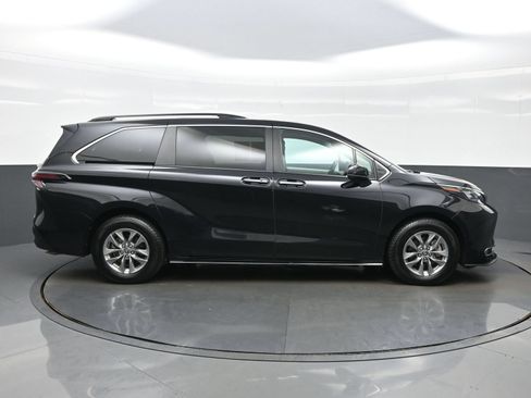 Used 2024 Toyota Sienna XLE FWD image 7