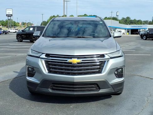 Used 2023 Chevrolet Traverse LT FWD image 2