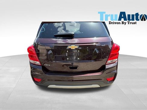 Used 2021 Chevrolet Trax LT FWD image 2
