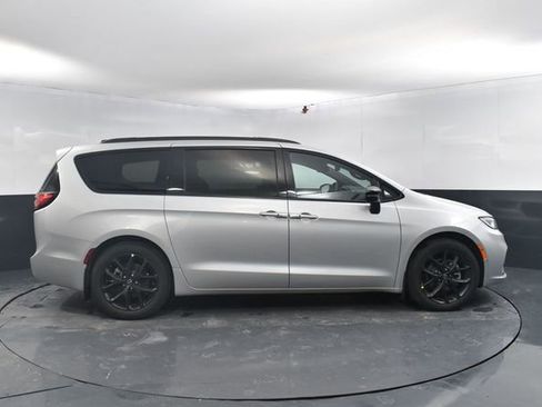 New 2026 Chrysler Pacifica Select image 11