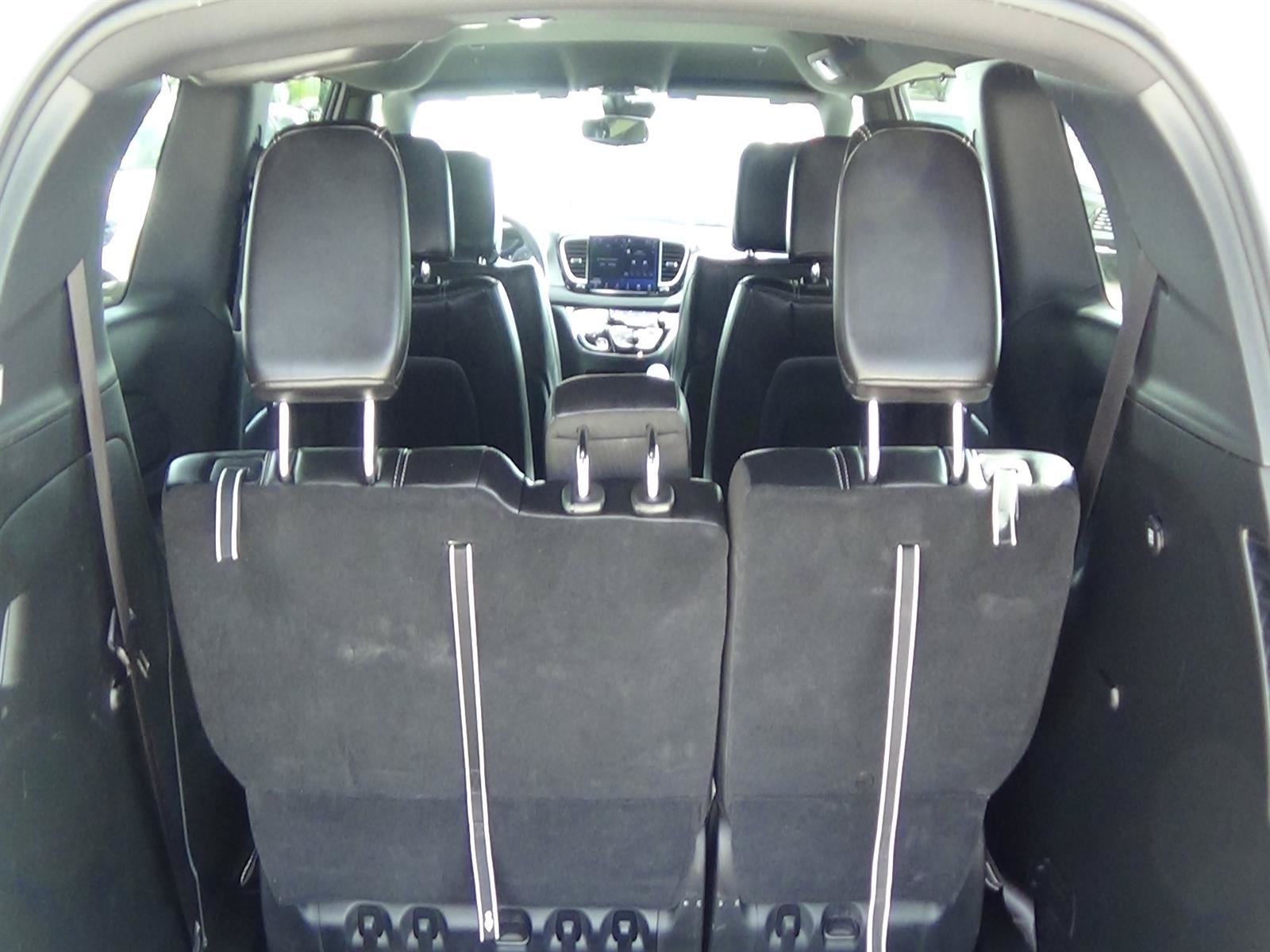 Certified 2025 Chrysler Pacifica Select FWD image 11