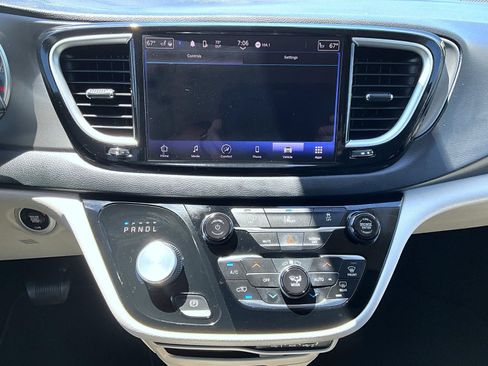 Used 2022 Chrysler Pacifica Touring-L FWD image 14