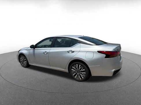 Used 2025 Nissan Altima 2.5 SV FWD image 8