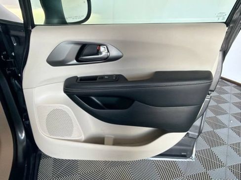 Used 2023 Chrysler Pacifica Touring-L FWD image 29