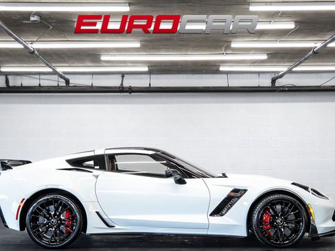 Used 2015 Chevrolet Corvette Z06 w/ 3LZ Preferred Equipment Group image 8