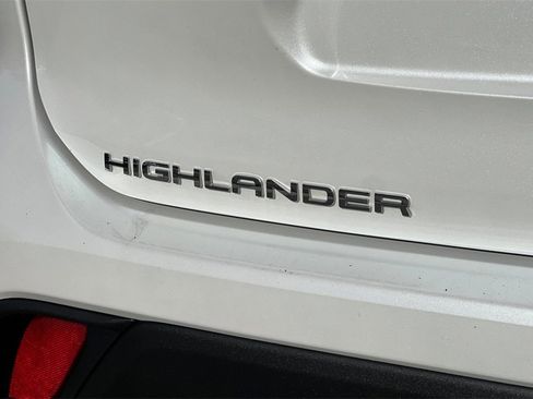 Certified 2025 Toyota Highlander XLE image 28
