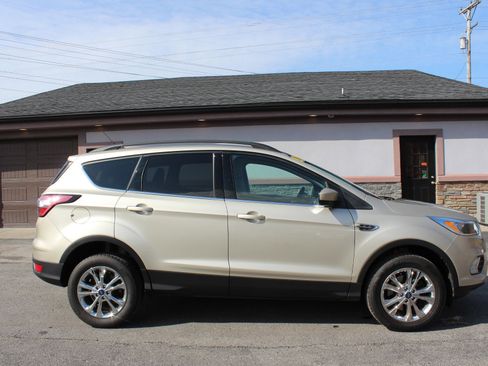 Used 2018 Ford Escape SE image 3