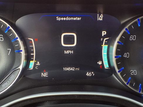 Used 2021 Chrysler Pacifica Touring-L image 2