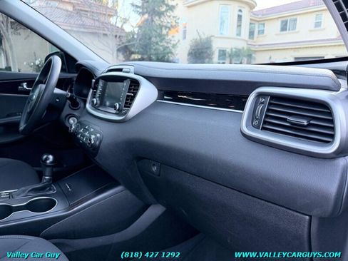 Used 2018 Kia Sorento LX image 10