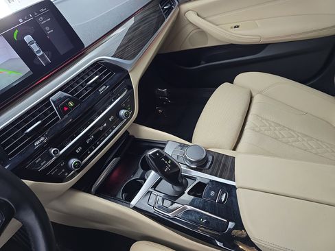 Used 2023 BMW 530i w/ Convenience Package image 25