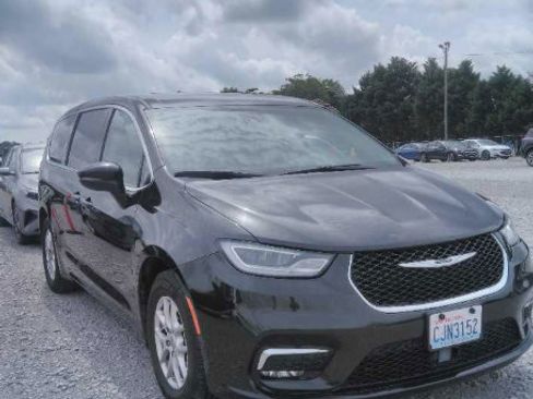 Used 2023 Chrysler Pacifica Touring-L FWD image 3