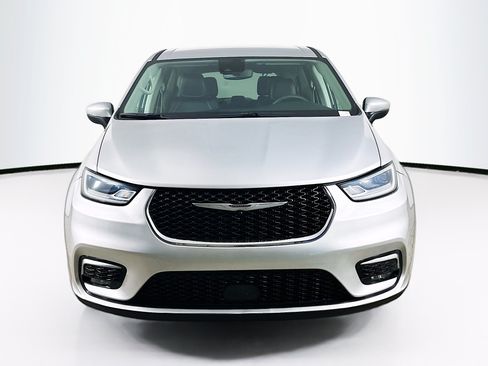 Used 2023 Chrysler Pacifica Touring-L FWD image 2
