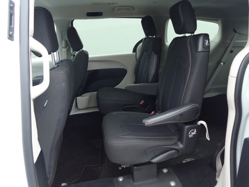 Used 2023 Chrysler Voyager LX FWD image 29
