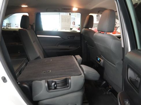 Used 2019 Toyota Highlander LE AWD/4WD image 33