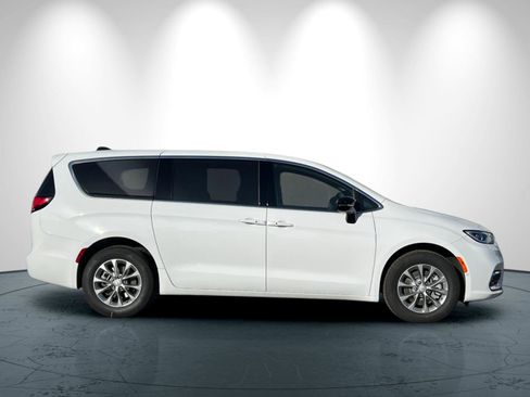 New 2026 Chrysler Pacifica Select image 3