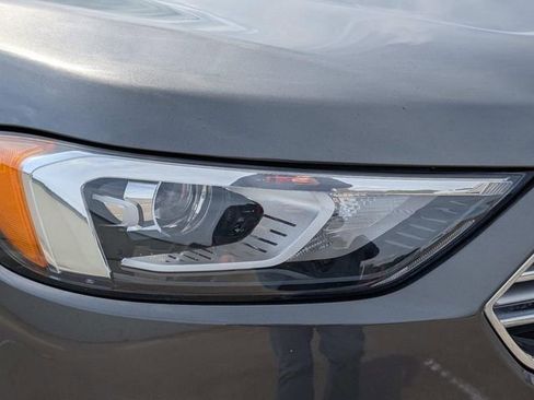 Used 2019 Ford Edge SE image 4