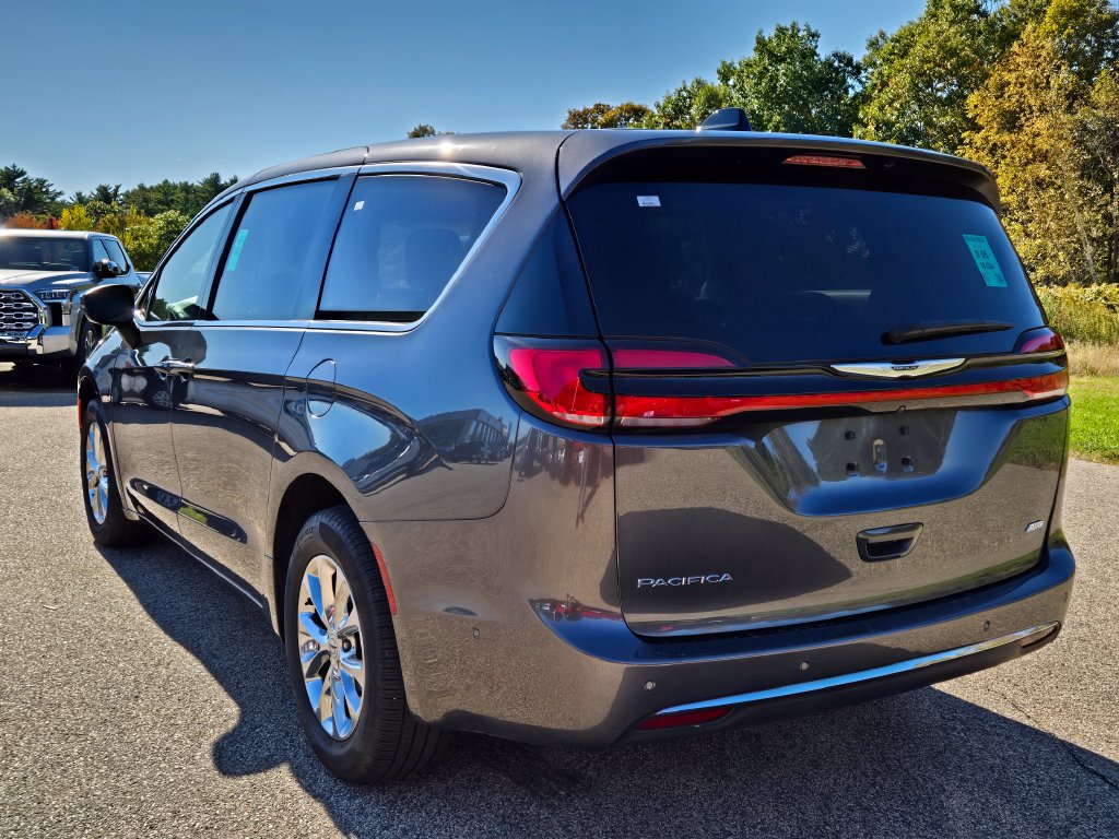 Used 2023 Chrysler Pacifica Touring-L AWD/4WD image 3