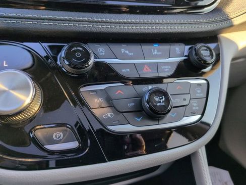 Used 2023 Chrysler Pacifica Limited image 21