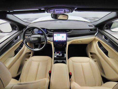 Used 2024 Jeep Grand Cherokee Limited image 2