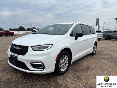Used 2025 Chrysler Pacifica Select