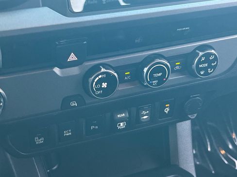 Used 2018 Toyota Tacoma TRD Sport w/ Technology Package RWD image 19
