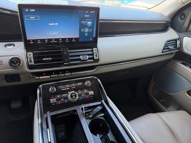 Used 2023 Lincoln Navigator Reserve AWD/4WD image 16