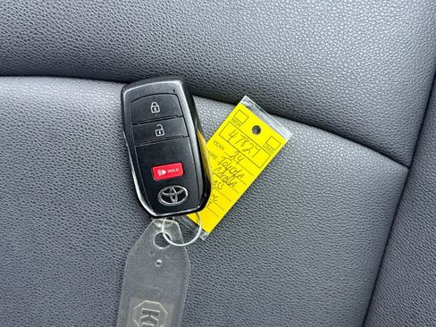 Used 2024 Toyota Corolla Cross XLE image 24