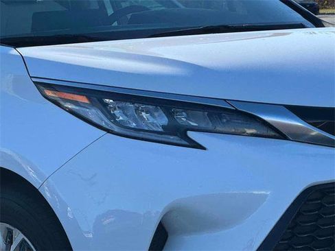 Certified 2022 Toyota Sienna XSE image 8