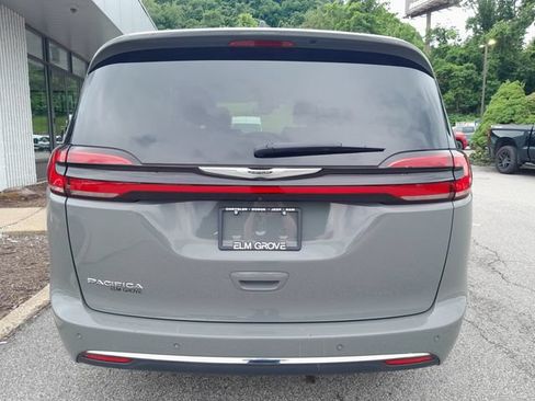 Used 2023 Chrysler Pacifica Touring-L FWD image 6