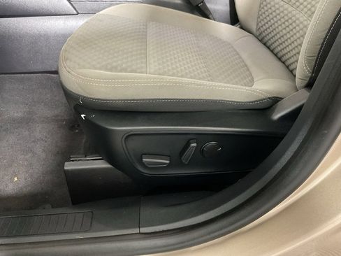 Used 2020 Ford Escape SE image 19